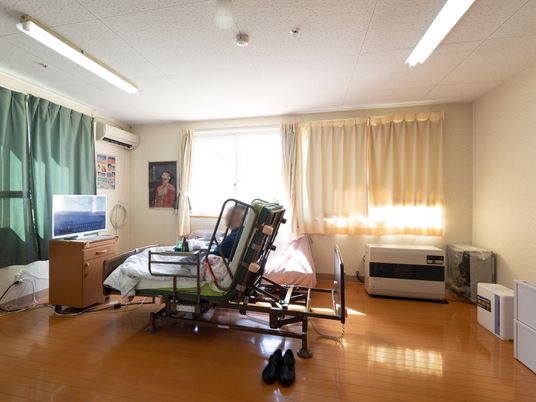 居室にあるベッドとテレビ