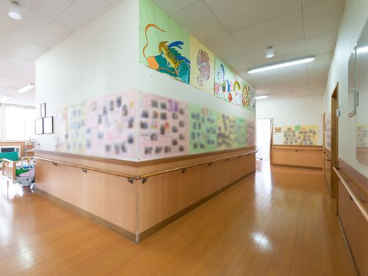 明るい廊下の絵画装飾