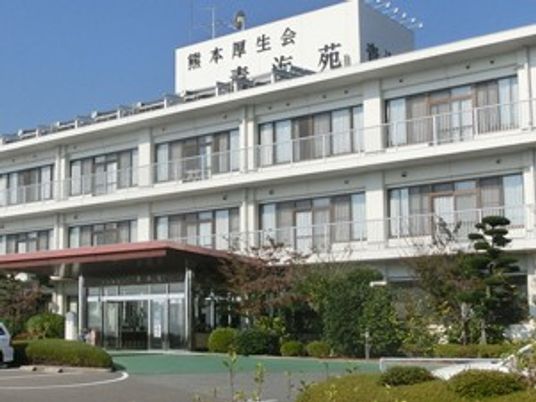 緑に囲まれた建物外観