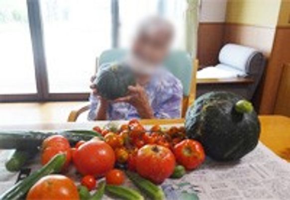 野菜を持つ人の居室