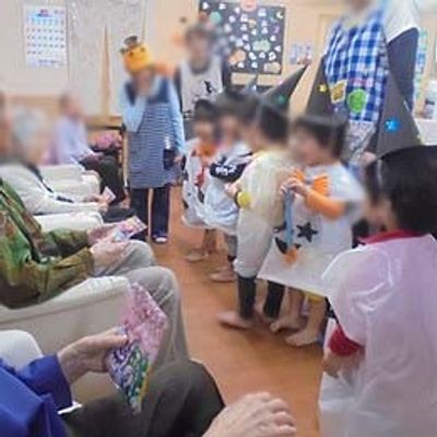 楽しそうな様子の室内