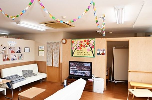 明るいラウンジ空間  