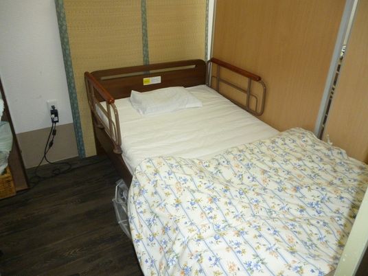 木製ベッドのある居室