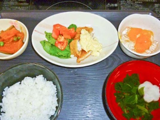 カラフルな食事の盛り付け