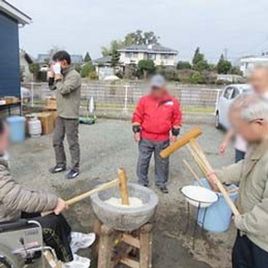 屋外での餅つき