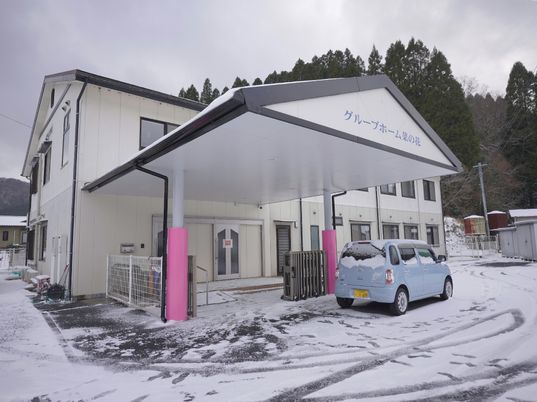 雪景色の施設外観