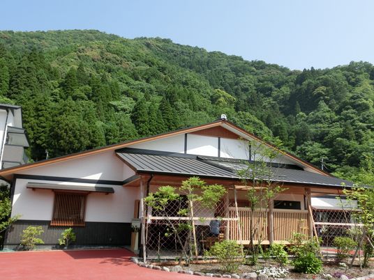 緑に囲まれた外観