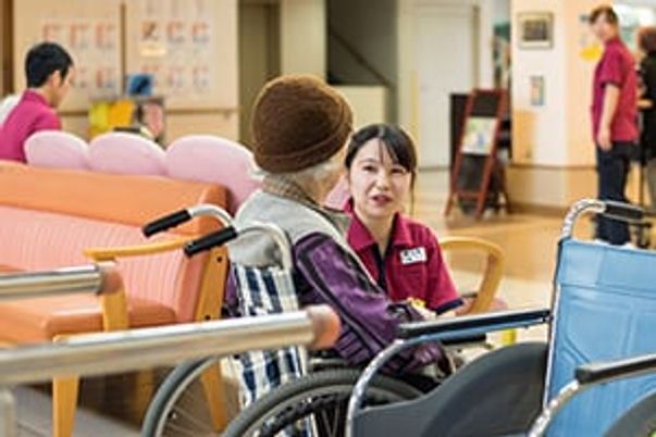 会話するスタッフと利用者の多目的室
