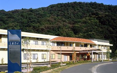 自然に囲まれた外観
