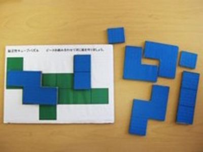 遊びの道具があるテーブル