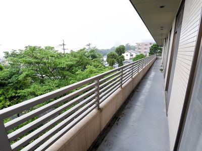 広々とした清潔感のある廊下