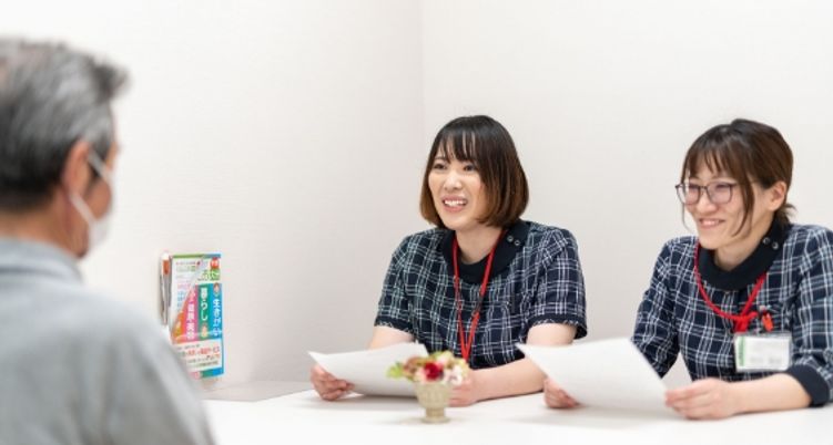 面談をするスタッフの様子  