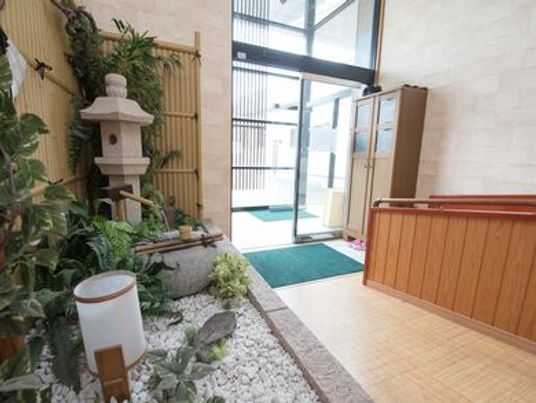 落ち着いた雰囲気のエントランス