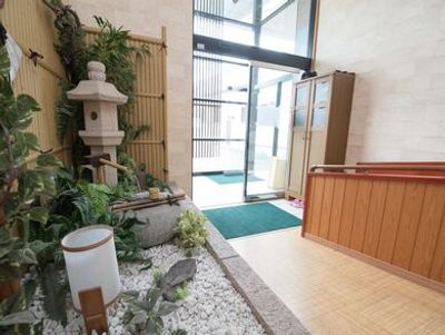 落ち着いた雰囲気のエントランス