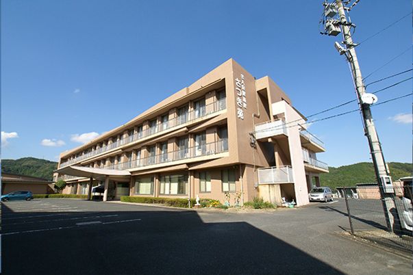 青空に映える建物の外観