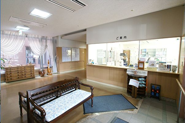 明るい受付のロビー