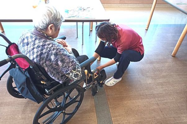 親切な介助の場面