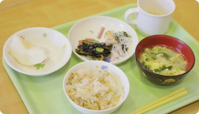 美味しそうな食事のトレイ