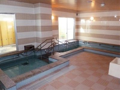 広々とした明るい浴室