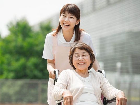 笑顔の介護スタッフと利用者