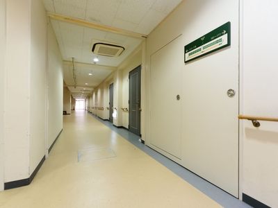 清潔で広い施設廊下