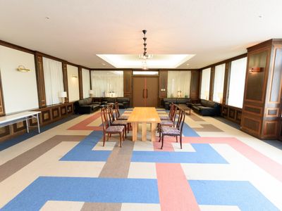 広々とした快適なラウンジ