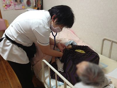 医療行為を行うスタッフの様子