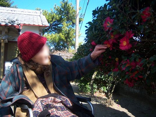 花を見つめる女性の庭