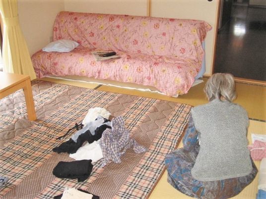 和室にいる人の後姿