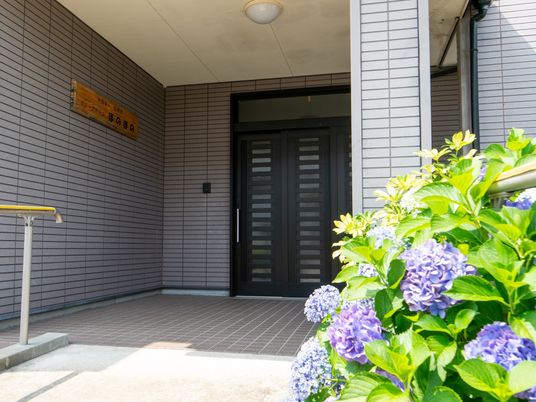 エントランスの花と建物