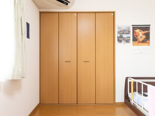 シンプルな木製クローゼット