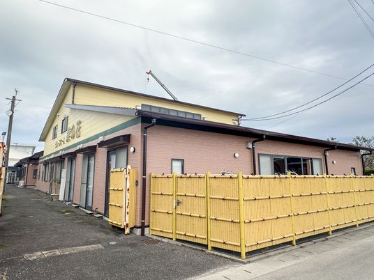 黄色いフェンスがある建物外観