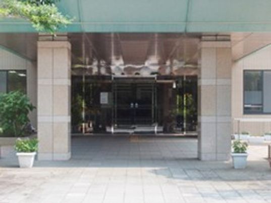 広々とした施設の入口