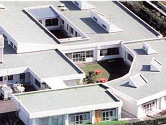 広々とした建物の外観