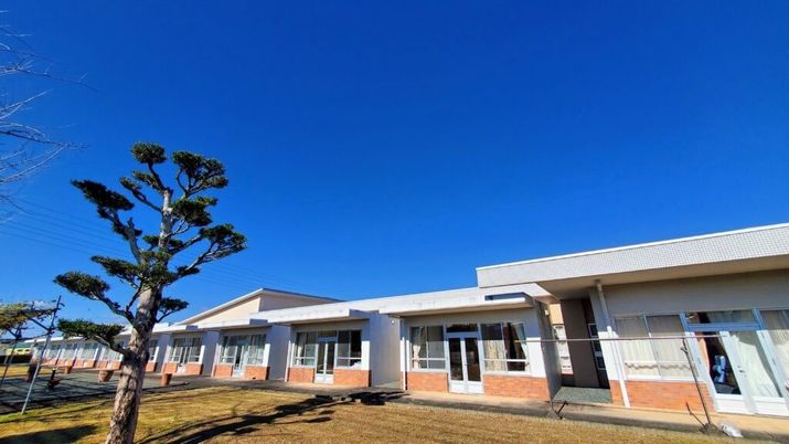 青空の下に並ぶ建物の外観