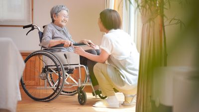 笑顔で会話する二人のリビング