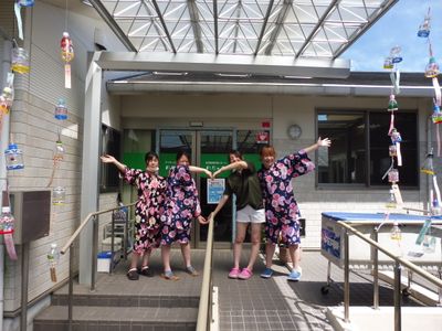 笑顔のスタッフと飾り付け