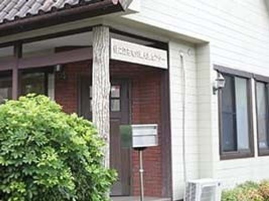 緑に囲まれた建物外観