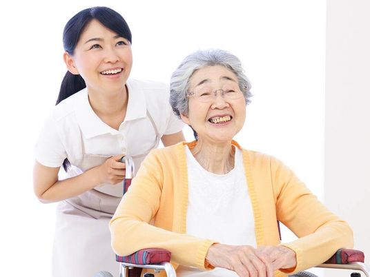 笑顔で介助する職員