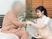 優しい握手の様子 居室