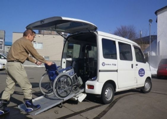 車いすの積み込み時の様子