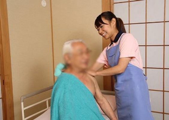 ほほえむスタッフと利用者