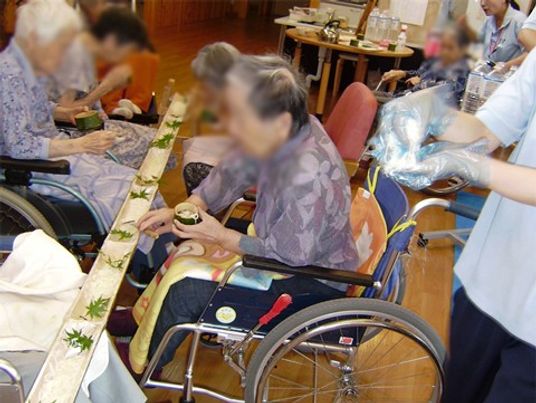 車椅子で活動する人々