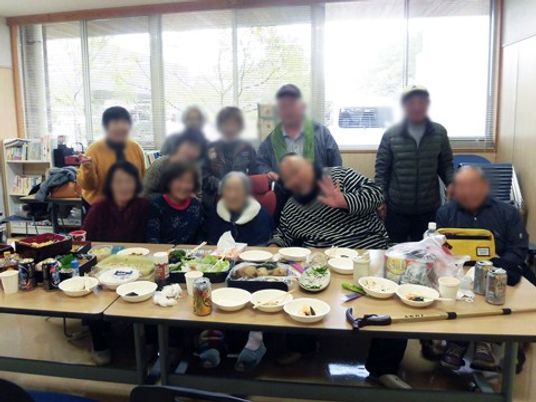 集う人々の食事会