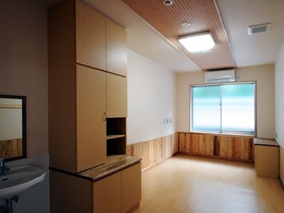 明るい木目調の居室