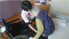 車椅子の介助場面