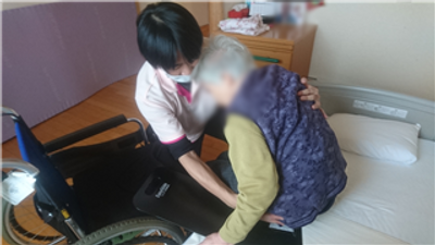 車椅子の介助場面
