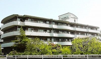 緑に囲まれた建物の外観