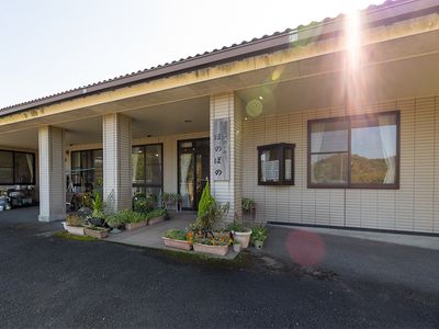 穏やかな施設の外観