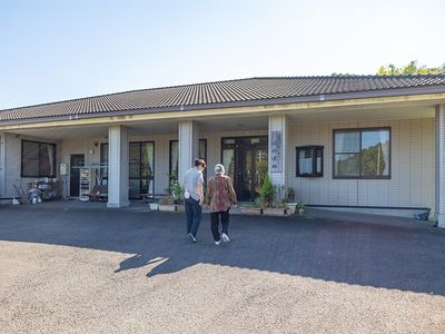 入口を歩く二人
